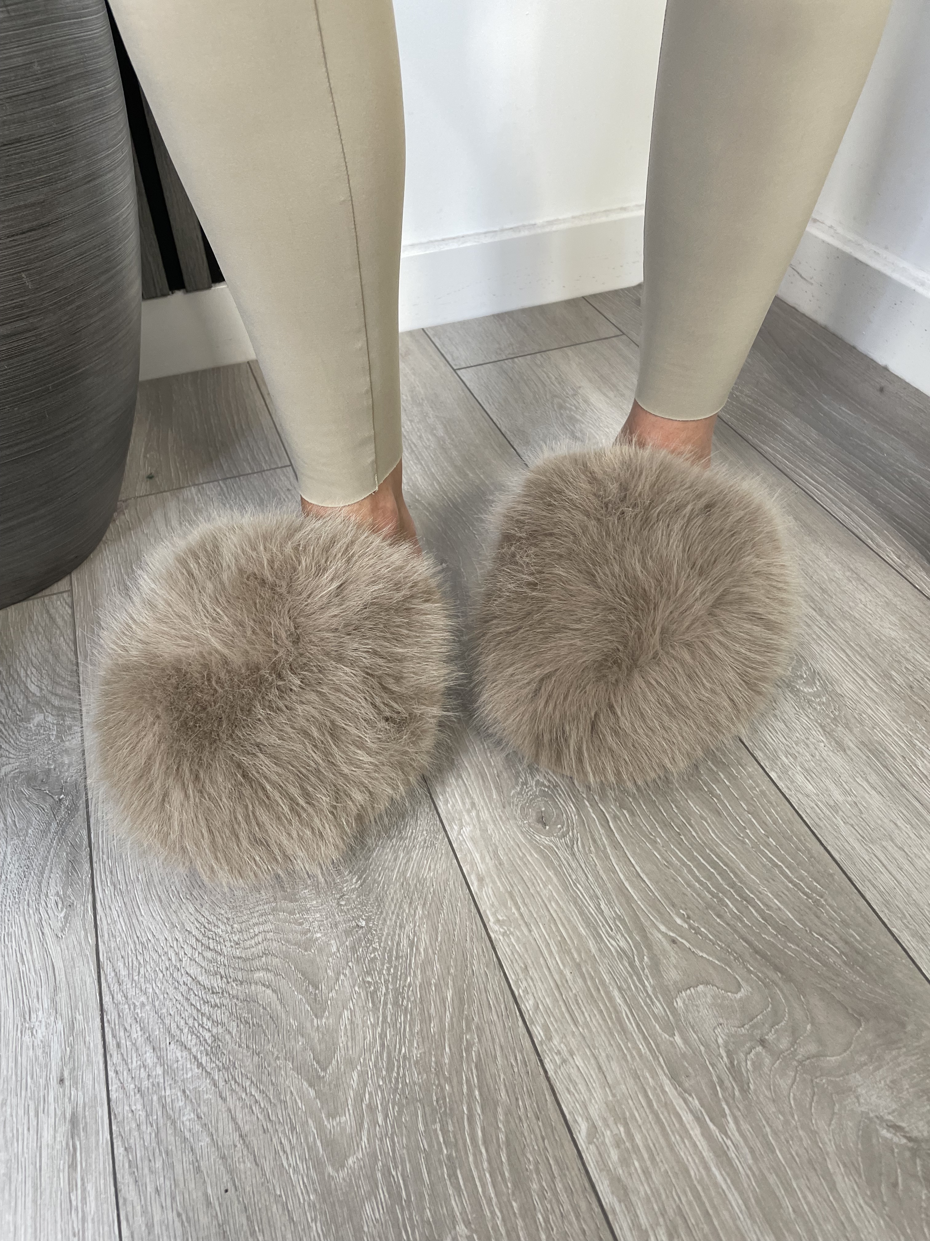 Round toe flat shoes